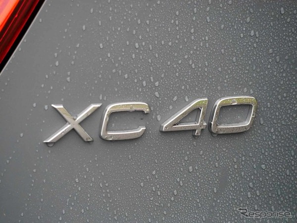 ボルボ XC40 B4モメンタム