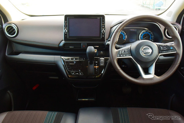 普通車デザインに近いコクピット。ステアリングスイッチも豊富で、運転支援システムプロパイロットをはじめドライブ中の大半の操作がステアリングに手を置いたまま可能。
