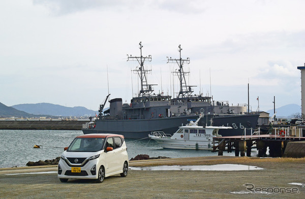 自衛隊下関基地にて掃海艇をバックに記念撮影。