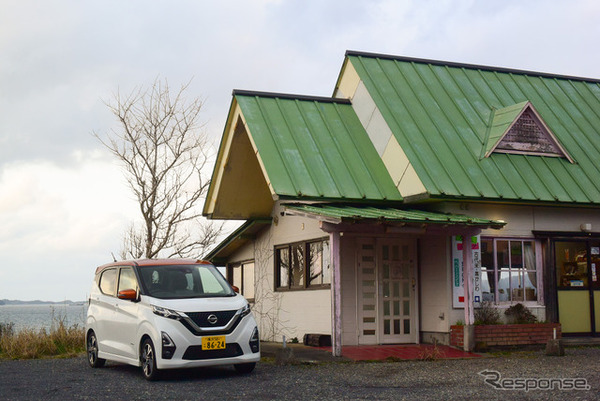 ゼロカフェから長門市に向けてしばらく走った油谷湾沿岸には古い喫茶店&ケーキ工房、ペパーミントがある。ここも隠れ絶景スポットである。
