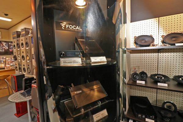 プロセッサーやパワーアンプもショーケースに展示されていた