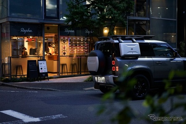 今回のランドローバー記事の撮影にご協力頂いたラファジャパンの直営店「ラファ東京」。製品の販売はもちろん、ラファを愛するサイクリストの拠点として、ライドイベントなども定期的に開催。本格的なコーヒーや料理が味わえるカフェも併設されている。　ラファ東京：東京都渋谷区千駄ケ谷3丁目1-6　/　Instagram：@Rapha_Japan　/　Facebook：@RaphaJapan　/　Twitter：@Rapha_Japan