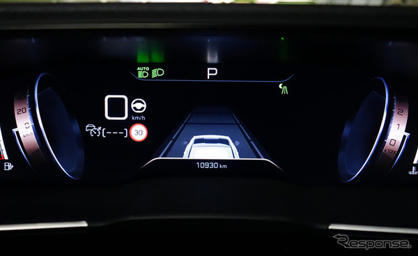 ADASの作動画面を中央に表示させるパターン。赤外線暗視装置の映像も表示可能。