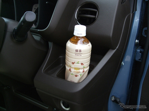 ダッシュボード脇に設置されたカップホルダー。運転席からの手の届き具合が絶妙で、ロングドライブ時には有り難かった。