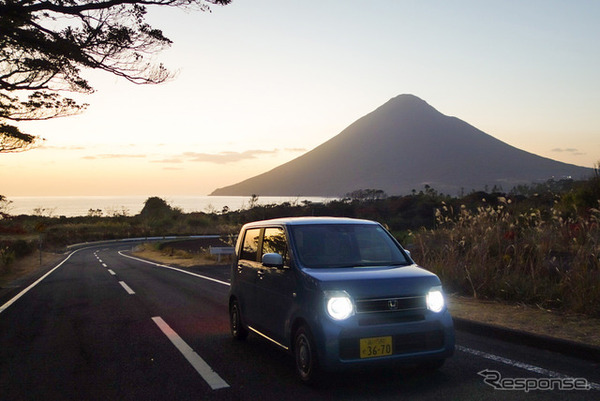 夕暮れの薩摩半島南端付近にて記念撮影。バックの山は開聞岳。