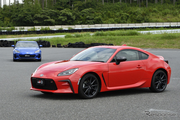 スバル BRZ（奥）とトヨタ GR 86（手前）