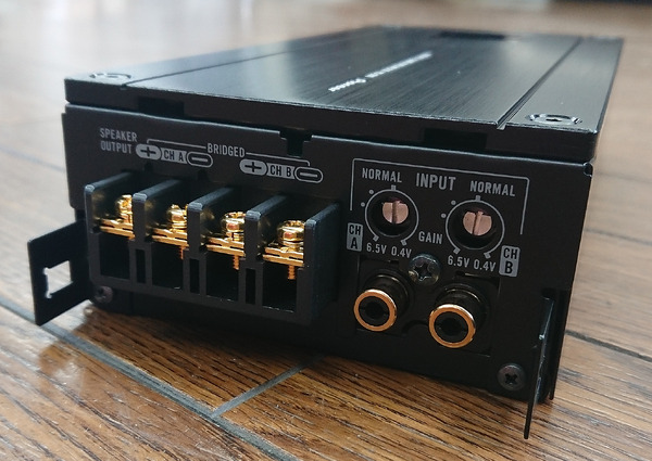 今回チョイスしたパワーアンプはカロッツェリアPRS-D800