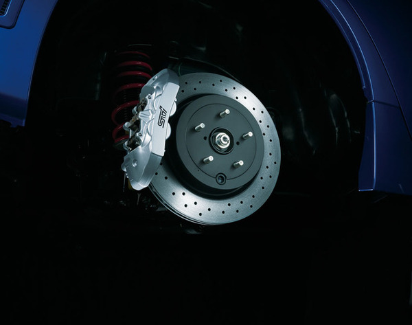 STI製bremboリヤ・モノブロック対向4ポットブレーキキャリパー（シルバー塗装、STIロゴ入り）&STI製brembo18インチドリルドディスクローター