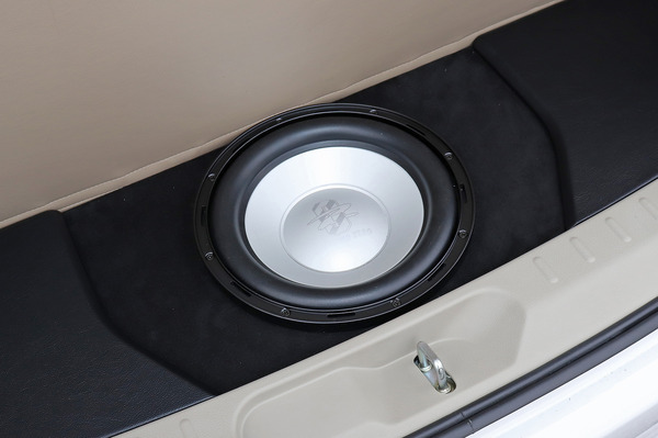 「HDMI端子」を装備する市販AV一体型ナビを搭載したオーディオカーの一例（製作ショップ：カーファイ＜神奈川県＞)。