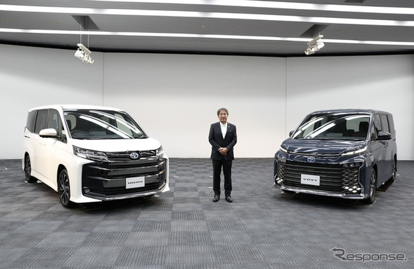 チーフエンジニアのトヨタ車体・水澗英紀氏とトヨタ ノア（左）、ヴォクシー（右）