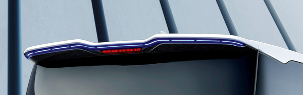 新型ノア・イルミルーフスポイラー（2022年4月発売予定）