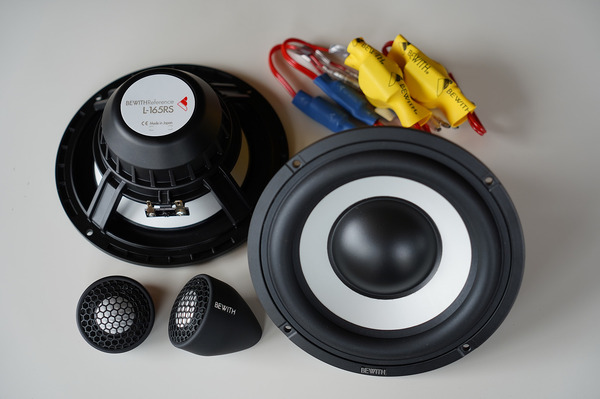 取り付け性の高さも特長とする国産スピーカーの一例（ビーウィズ・Reference AM Duo 165S）。