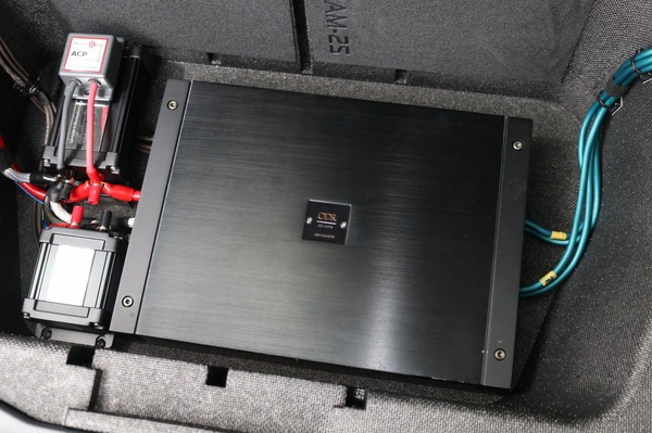 フロント2ウェイをドライブしているのはカロッツェリアのハイエンド・パワーアンプであるRX-A99x。