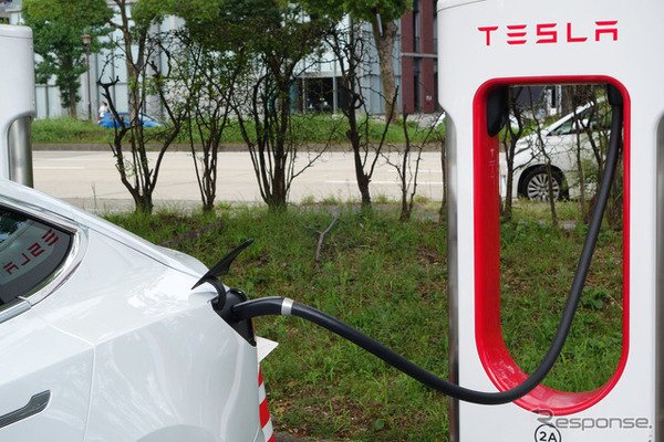テスラ・スーパーチャージャーはプラグをクルマに差し込むだけで認証、充電制御から支払いまで全部が自動的に行われる。
