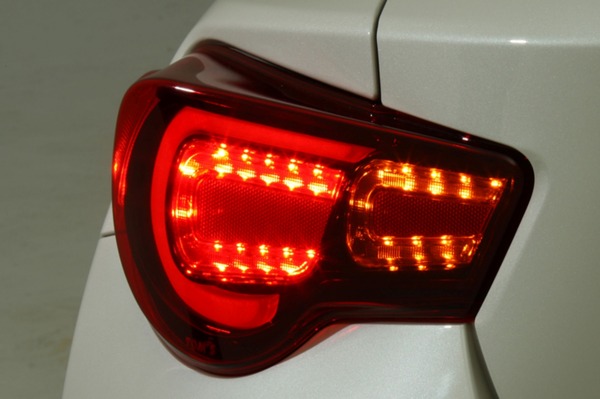 LEDテールランプ・復刻モデル（ブラキッシュレッドレンズ）