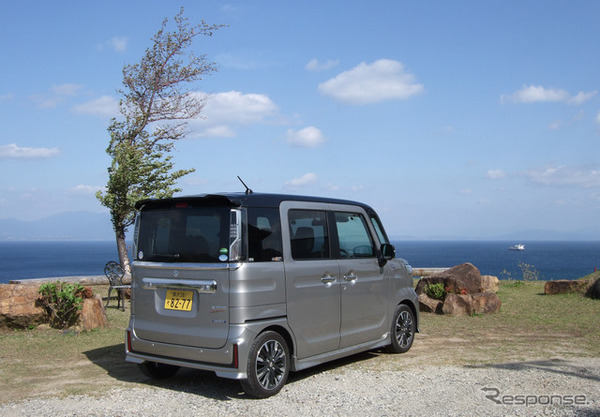 スズキ スペーシアカスタム HYBRID XSターボのリアビュー。