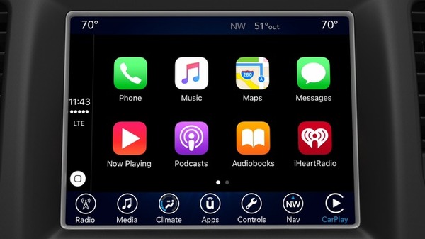 FCAの最新「U connect」（CarPlayと連携）