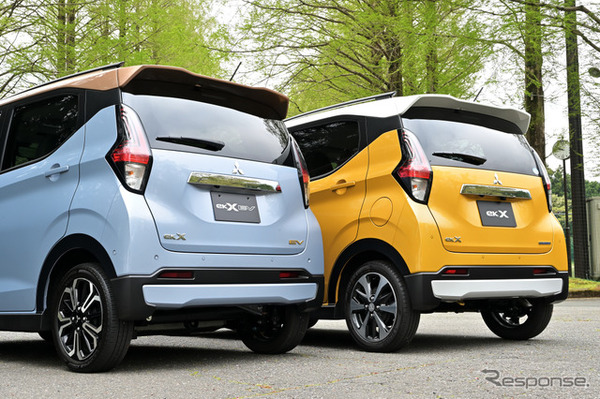 三菱 eKクロスEV（左）とeKクロス（右）