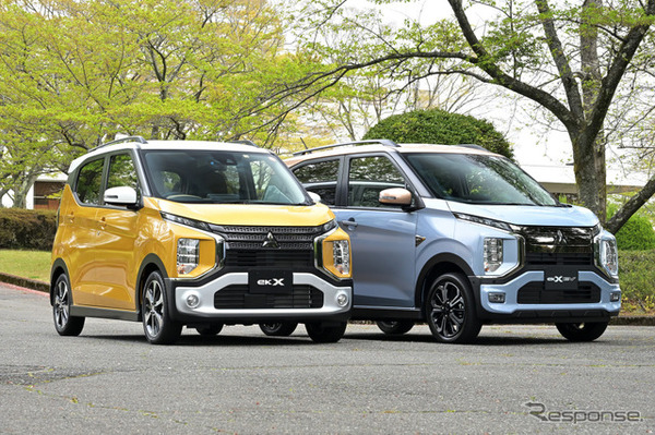 三菱 eKクロスEV（右）とeKクロス（左）