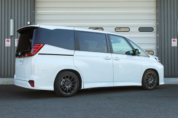 HIGH.TECH 装着車：TOYOTAノア