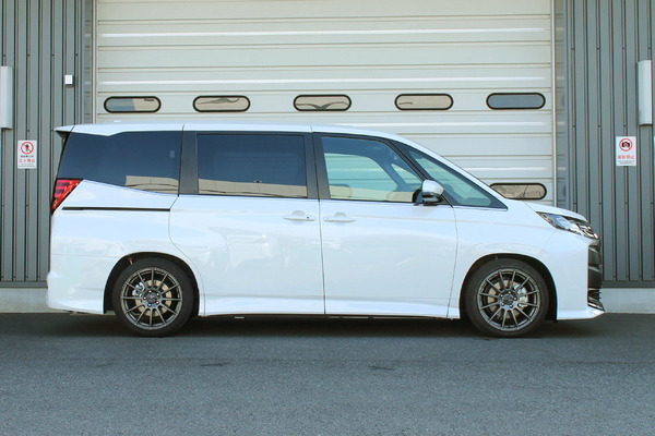 HIGH.TECH 装着車：TOYOTAノア（Ft: -35mm / Rr: -35mm）
