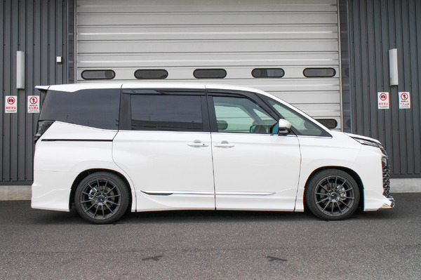 HIGH.TECH 装着車：TOYOTAヴォクシー（Ft: -25mm / Rr: -30mm）