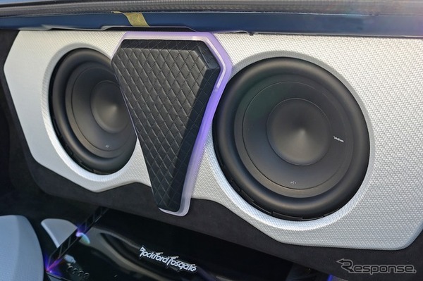 前の壁面にはロックフォードのサブウーファーであるP1を2発インストール。シルバーカーボンのバッフルが美しい。