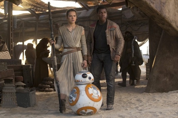 BB-8＆レイ＆フィン／『スター・ウォーズ／フォースの覚醒』- (C) 2015Lucasfilm-Ltd.-&-TM