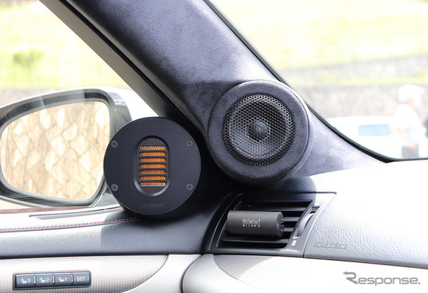 「サブウーファー」の音をトランクスルーを経由して車室内に届けているオーディオカーの一例（製作ショップ：アミューズ＜広島県＞）。