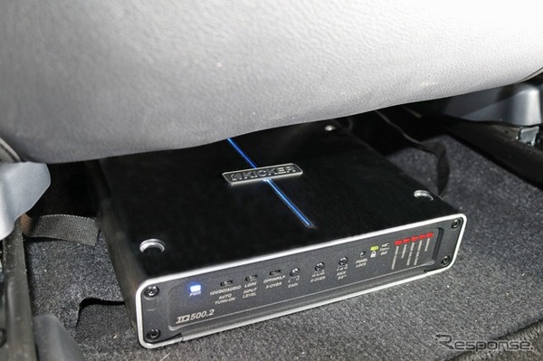 パワーアンプにはキッカーのハイエンドモデルであるIQ500.2を2台使用。シート下にインストールしてスペース効率を高めた。