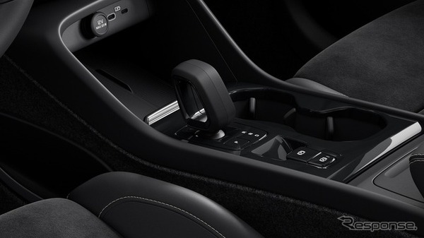 ボルボ XC40 アルティメット B4 AWD ダークエディション（シフトノブ）