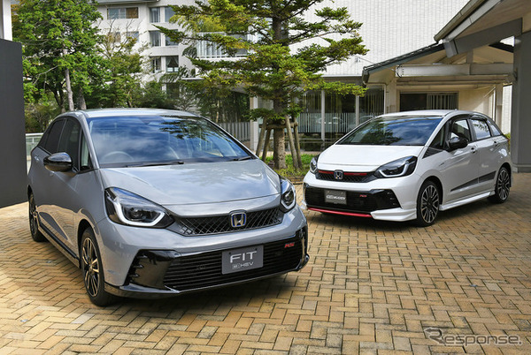 ホンダ フィットRS（左）と無限パーツ装着車（右）