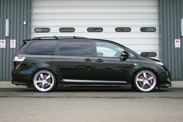 RX1［VSTA8-M1AS3］装着車シエナ（装着時画像 (Ft: -40mm / Rr: -50mm )）