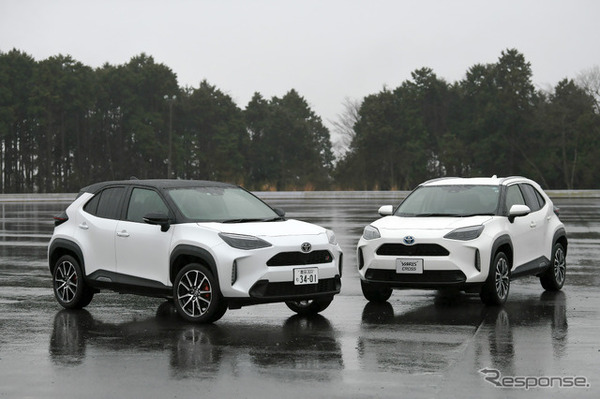 ヤリスクロス GR SPORT（左）とノーマルのヤリスクロス（右）