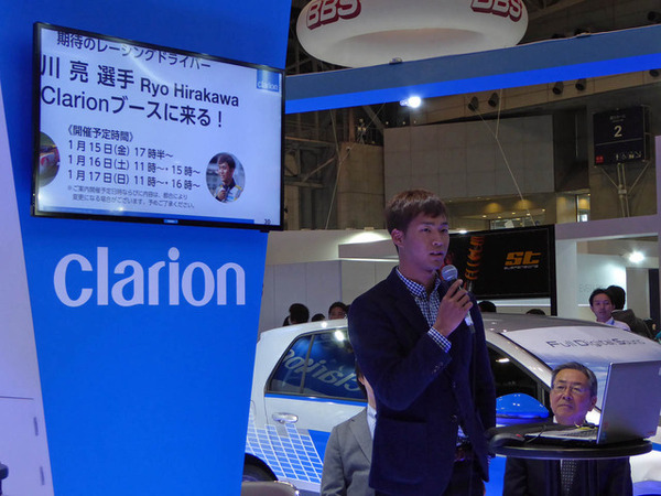 トークショーのイベントPRをするレーシングドライバー平川亮選手