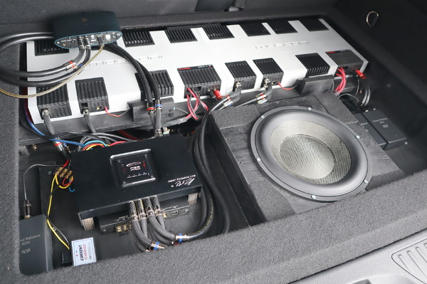 広いトランク床部を最大限に活用。パワーアンプはモスコニ・ZERO4。DACはifi製でDSPはARC AUDIO PS8 PRO。サブウーファーはモレル・ウルティモTi