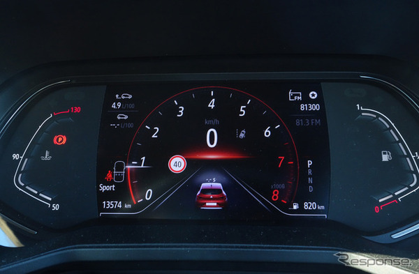 メーターパネルのセンター部はフル液晶。メーカー下部には前方の車の位置に自車が達するのに何秒かかるかが表示される。