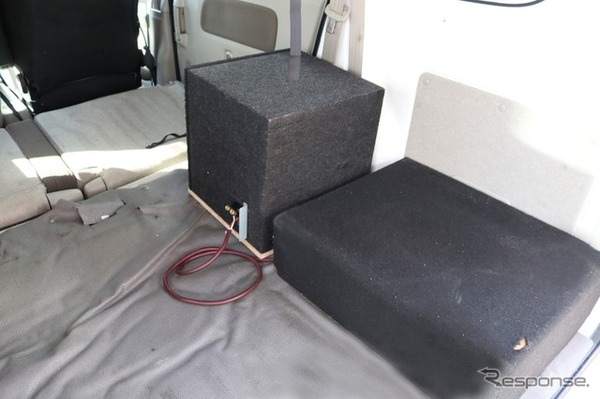 サブウーファーとアンプラックを荷室の右サイドに並べてインストール素のも独特。これも荷室スペースを確保する工夫だ。