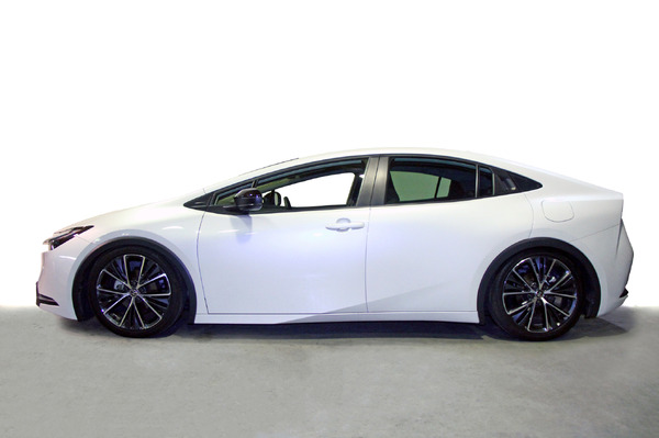 SpecS 車高調キット［01011209133-qq］TOYOTAプリウス（MXWH60）用実装例（ダウン量：フロント -56mm～+11mm／リア -40mm～+11mm）
