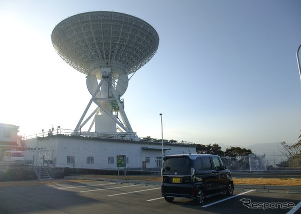 内之浦宇宙空間観測所のパラボラアンテナをバックに記念撮影。種子島宇宙センターから打ち上げられたロケットの追跡もここが行う。