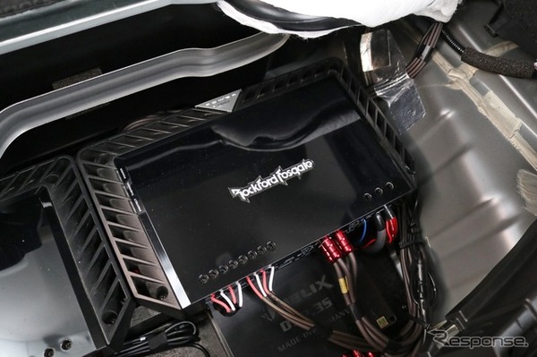 パワーアンプにはロックフォードのT400-4を2台チョイス。フロント3ウェイ＋サブウーファーをパワフルにドライブする。