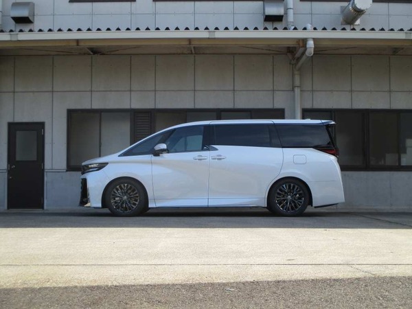 SUSTEC DF210 TOYOTAヴェルファイア（TAHA40W）用実装例（ダウン量：F 31mm／R 28mm）