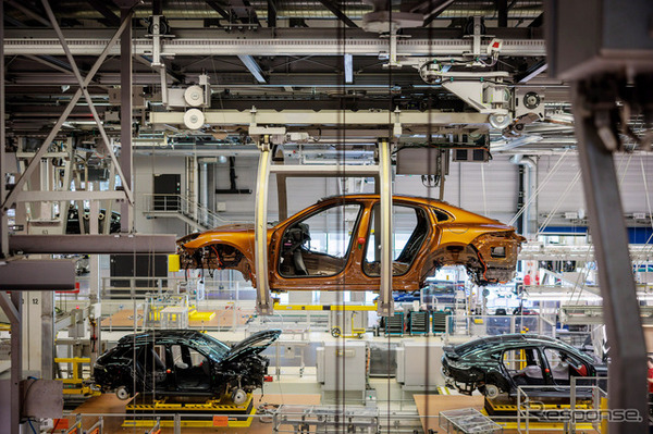ポルシェのドイツ・ライプツィヒ工場で生産を開始した パナメーラ 新型