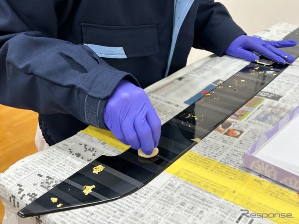鹿の革で推して馴染ませる