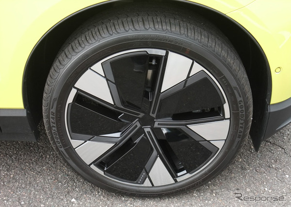 タイヤはオプションの245/40R20サイズ。通常は245/45R19。