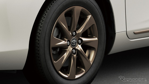 トヨタ・アクア 特別仕様車 Z“Raffine” 185/65R15タイヤ＆15×6Jアルミホイール（ブロンズ／センターオーナメント付）［E-Four］
