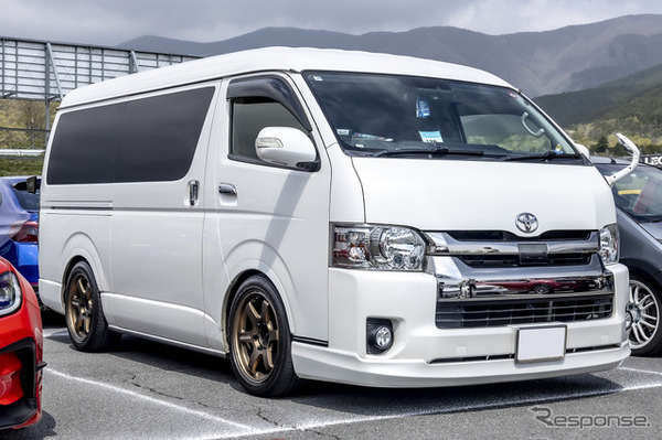 トヨタ ハイエース×ボルクレーシングTE37SB　225/50R18
