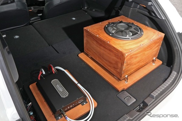 あえて木目を残したままのウッド素材を使ったインストールデザインがおしゃれでラゲッジ内で映える。