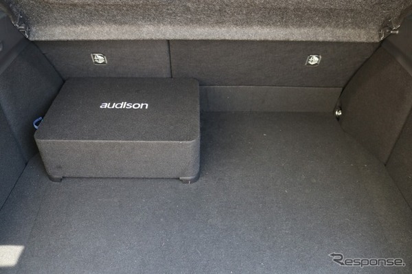 パワードサブウーファーはオーディソンのAPBX10AS2。振動板を下向きセットできるので荷物積載時も気を使うことがない。