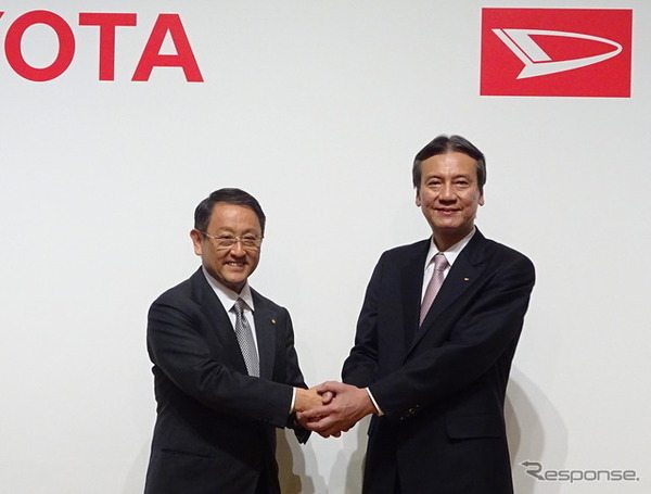 トヨタ自動車の豊田章男社長とダイハツ工業の三井正則社長